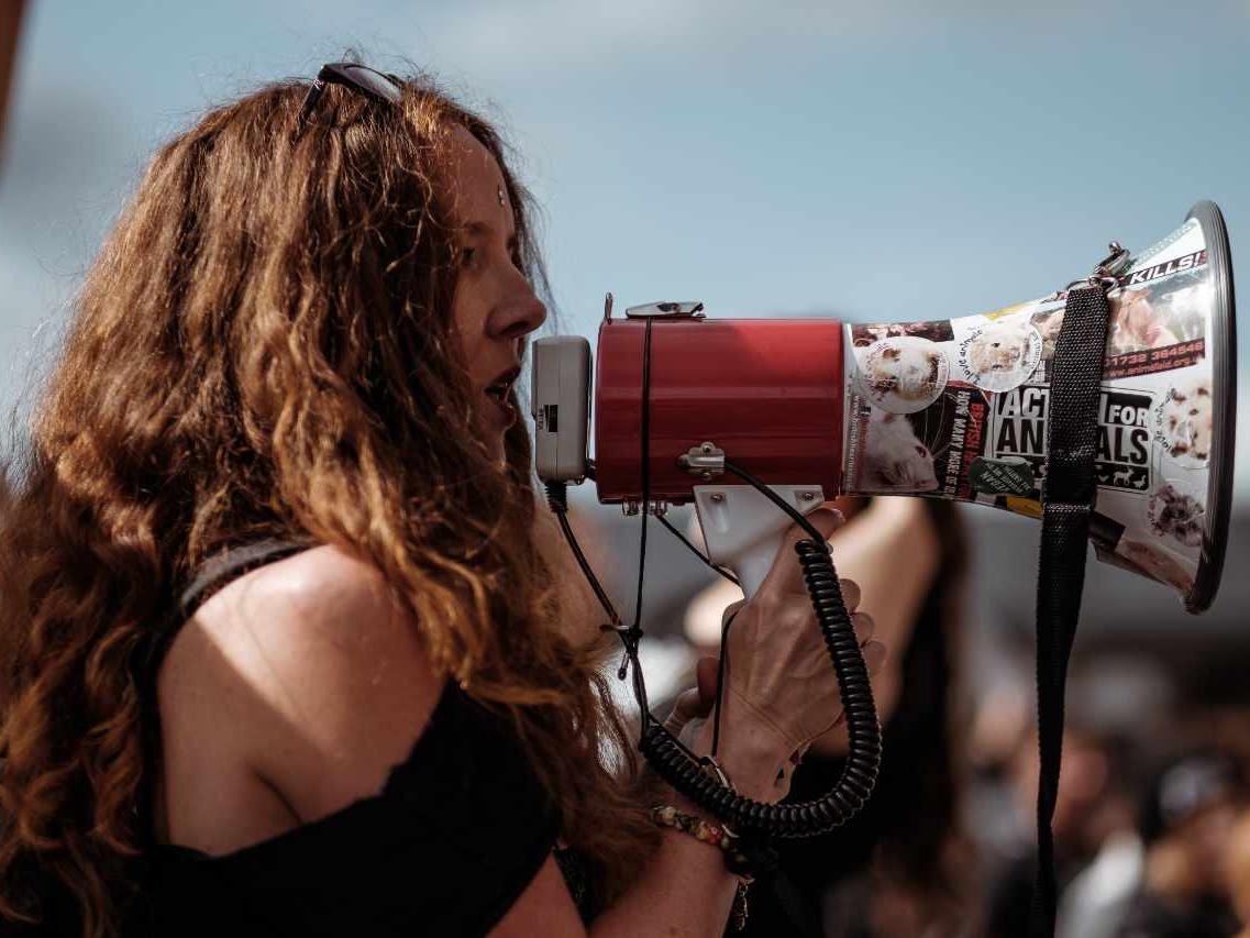 noia amb altaveu a una manifestació pel dret d'igualtat de gènere